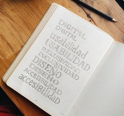 Words written in a notebook: Digital, usabilidad, inclusividad, diseno, accessibilidad.