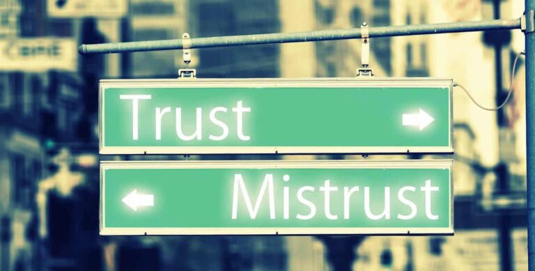 Street sign: Trust - Mistrust